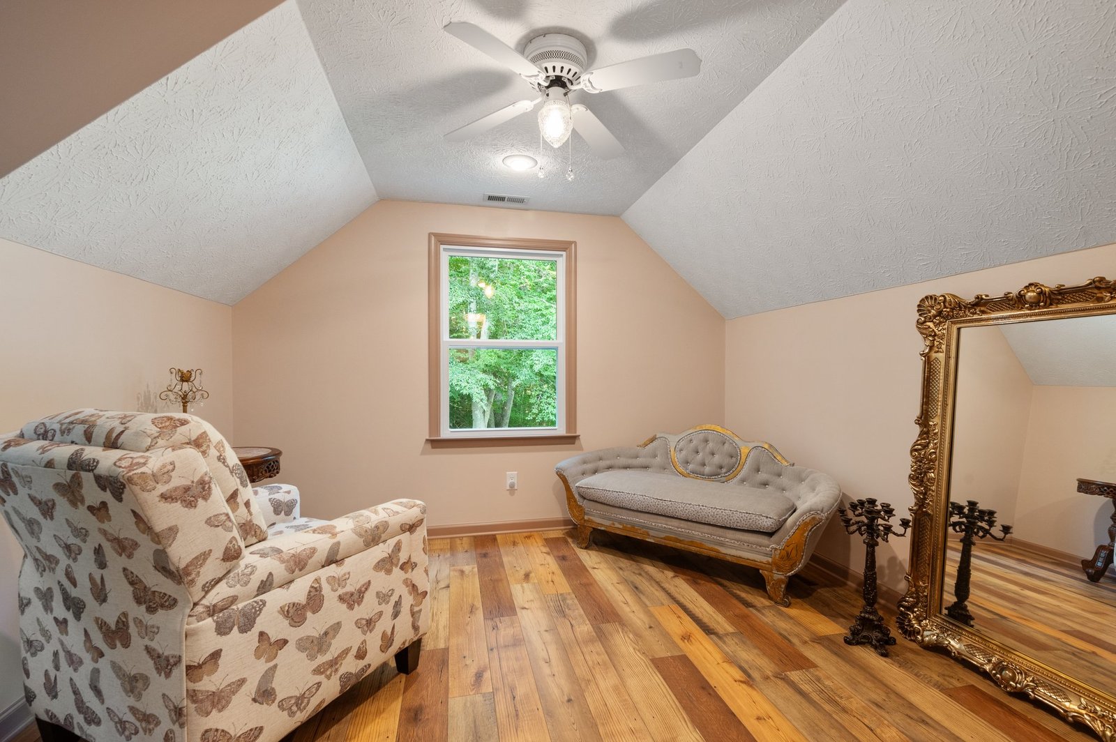 Mimosa Suite sitting area at Moonlight Retreat - Smithfield, VA Accommodations